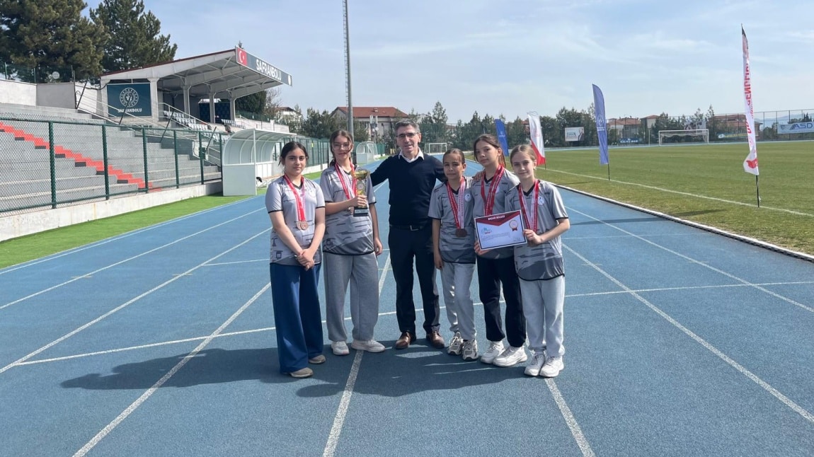 OKUL SPORLARI YARIŞMALARINDA ÖĞRENCİLERİMİZ BÜYÜK BAŞARILAR ELDE ETTİ.